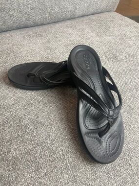 Crocs™ Women's Black Twist-Strap Flip Flop Sandals